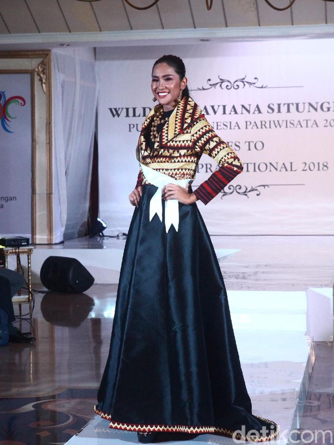 Tidak ketinggalan gaun berbahan tenun tapis dari Lampung dalam siluet modern. Busana ini merupakan karya desainer Defrico Audy. (Foto: Grandyos Zafna/detikfoto)