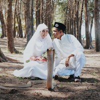 Adalah pasangan Farhana Zakaria dan Kama Rom yang berani melangsungkan foto-foto pernikahan dengan ular berbisa itu. Keduanya ternyata memiliki hobi yang sama Foto: Twitter @takoball_