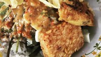 Ini racikan komplet buat sarapan. Lauknya telor dadar dan tempe goreng. Kalau rempeyek wajib ada. Foto: Instagram @tastethis_id
