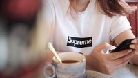Tak hanya penyuka dessert, Thalia juga menyukai kafein. Ia terlihat sedang bersantai dengan secangkir kopi hangat saat berada di Singapura. Foto: Instagram athenathalia