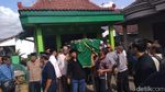 Ratusan Orang di Pemakaman Pretty Asmara