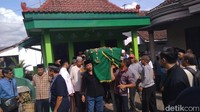 Pretty Asmara dimakamkan di TPU Plosorejo, Kecamatan Sukodono, Jawa Timur pada Senin (5/11) pagi tadi.