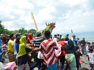 Tradisi Roah Segare, Cara Bersyukur Nelayan Lombok Barat Kepada Tuhan