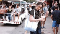 Kalau yang pernah jalan-jalan ke Thailand pasti tahu kali ini Thalia ada di mana. Ya, Chatuchak Weekend Market, Bangkok. Foto: Instagram athenathalia