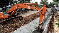 Anggaran normalisasi dan pembuatan saluran air baru ini menyatu dengan program normalisasi saluran penghubung (PHB) Jalan Raya Cacing, Cakung yang menghabiskan dana sebesar Rp 41 miliar.