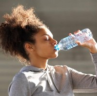 Minum Air PutihPastikan Anda cukup minum air putih agar di sore hari tidak cepat mengantuk. Dehidrasi berkontribusi dalam kemalasan, jadi biasakan untuk menim segelas tinggi air, kata Michael Kerr selaku pembicara bisnis kepada Time. Foto: Istimewa