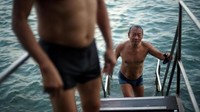 Sai Wan Swimming Shed adalah sebuah pantai tersembunyi yang berada di antara bukit curam. Kebanyakan yang tahu tempat ini adalah warga lokal, bukan wisatawan. (REUTERS/Hannah McKay)