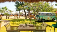 Menega Restaurant di tepi pantai yang konsepnya beach house banget. Ini resto terbuka beratap rumbia menghadap ke pantai dengan mobil VW Combi yang instagrammable. (Fitraya/detikTravel)