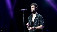 Ia juga membawakan lagu andalannya yakni You are The Reason di atas panggung. Dok. Instagram/calumscott