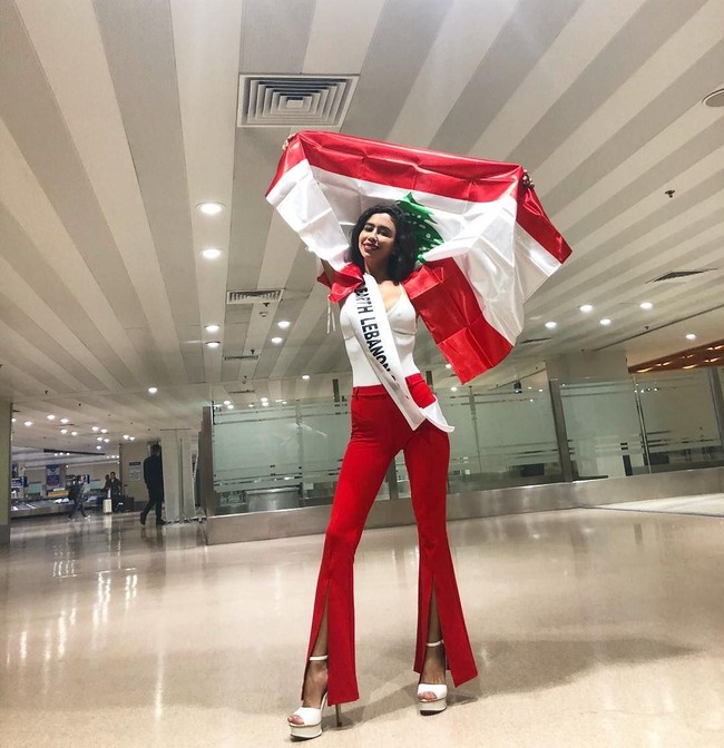 Salwa dan Dana berpose mesra bagaikan sahabat di foto yang diunggahnya ke Facebook. Keduanya pun memberikan lambangan perdamaian dengan dua jari mereka. My advocacy is to help people find peace and love within themselves so they can love each others and become peaceful with our mother earth, demikian dia menulis pada keterangan foto. Foto: Instagram