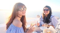 Bersama sahabat SD-nya, Adiezty lagi liburan nih. Mereka makan sore dengan pemandangan lautan yang keren banget. Foto: Instagram adieztyfersa