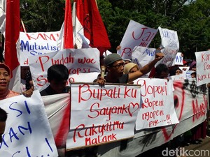 PKL Bojonegoro Demo, Tolak Direlokasi ke Dalam Halaman Pasar