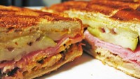Kuba punya sajian lezat pada sandwichnya. Dibuat dengan roti berisi daging babi panggang, ham dan keju Swiss yang khas. Roti yang digunakan merupakan roti baquette. Semakin nikmati jika disajikan dengan mustard dan acar yang menyegarkan. Foto: Istimewa