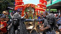 Istilah Kebo-keboan diambil dari manusia yang didandani seperti kerbau termasuk menggunakan tanduk buatan dan lonceng genta yang digantung di leher serta cat hitam yang melumuri tubuhnya. 