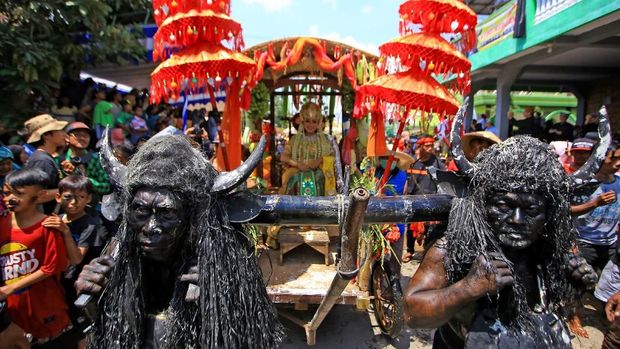 Tiap tahunnya masyarakat Desa Alasmalang di Banyuwangi melaksanakan tradisi Kebo-keboan. Tradisi itu merupakan ungkapan rasa syukur atas panen yang berlimpah.