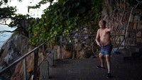 Berenang tiap hari di Sai Wan Swimming Shed, para lansia ini juga merasakan hal yang berbeda dari tahun ke tahun. Semakin hari, kualitas air laut semakin menurun. (REUTERS/Hannah McKay)