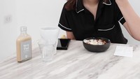 Masih di Bangkok, Thailand, kali ini Thalia melahap semangkuk dessert. Terlihat pula sebotol cold brew. Foto: Instagram athenathalia