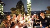 Menikmati santap malam di restoran rooftop jadi pilihan keluarga Nesya dan kerabatnya. Terlihat pemandangan lampu kota yang terlihat indah dengan kerlip lampu. Foto: instagram @nesyanabila