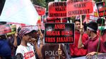 Massa Demo Anies di Depan Balai Kota DKI Jakarta