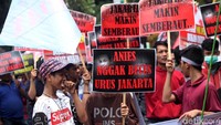 Poster-poster itu dibentangkan di depan Balai Kota DKI Jakarta sambil Koordinator aksi yang hadir berteriak lantang menuju ke dalam ruang kerja Anies.