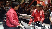 Jokowi yang mengenakan jaket merah khas anak motor bertuliskan Bulls Syndicate mengunjungi booth Honda di IMOS 2018. Istimewa/Honda