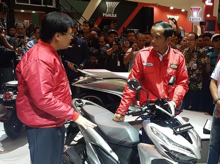 Jokowi Lihat Motor Terbaru Honda di IMOS 2018