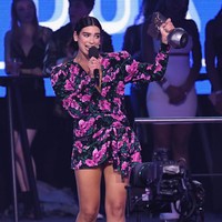 Tahun ini, kekasih Anwar Hadid itu mencatatkan namanya sebagai salah satu penyanyi terkaya di dunia. Dikabarkan The Sun, kekayaannya diprediksi bakal terus naik, mungkin bisa melampaui Adele. Pundi-pundinya saat ini mencapai US$ 30 juta atau sekitar Rp 469 miliar. Angka itu bertambah dua kali lipat dari tahun lalu yang menginjak angka sekitar USD 15 juta. (Foto: Stuart C. Wilson/Getty Images for MTV)