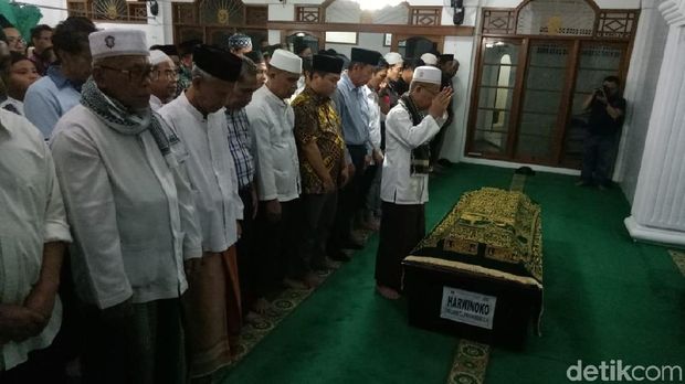 Jenazah Harwinoko disalatkan sebelum dimakamkan. 