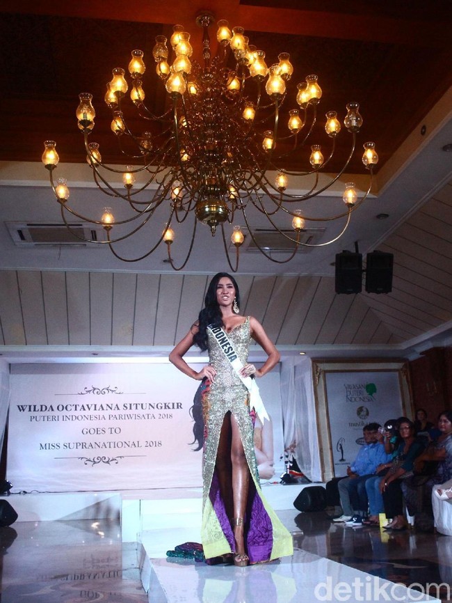 Wilda yang berdarah Batak namun besar di Pontianak, Kalimantan Barat, ini juga bakal tampil dalam balutan gaun siluet Eko Tjandra. Bertaburan sequin yang berkilaun, gaun tersebut hadir dengan belahan tinggi yang mengekspos kaki jenjangnya. (Foto: Grandyos Zafna/detikfoto)