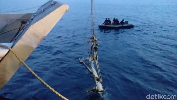 Air Lifting Bag (ALB) mengangkat bagian as roda Lion Air dari dasar lautan. (Lisye Sri Rahayu/detikcom)