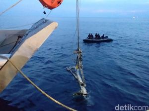 Penyelam TNI AL Berhasil Angkat As Roda Lion Air PK-LQP
