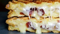 Sandwich gaya Amerika ini terlihat menggiurkan karena lelehan keju di dalamnya. Selain itu juga ada isian daging panggang. Rotinya sangat renyah apalagi kejunya yang lumer di mulut. Foto: Istimewa