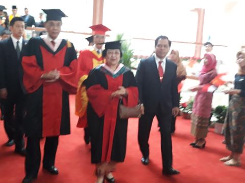 Megawati menerima gelar dalam bidang ekonomi