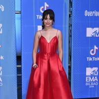 Kebanyakan selebriti yang menghadiri MTV EMA 2018 kali ini mengenakan dress pendek. Namun Camila Cabello lebih memilih gaun. Ia pun tampak seksi dan glamour dengan gaun warna merah menyala tersebut. Foto: Getty Images