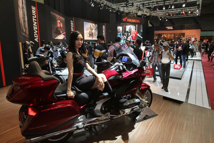 Presiden Jokowi meninjau pameran Indonesia Motorcycle Show (IMOS) 2018 di Jakarta Convention Center, Senayan, Jakarta, Sabtu (3/11). Jokowi sempat mampir di booth Honda.