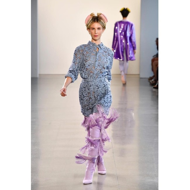 Inilah penampilan wanita dengan nama asli Tessa Grafin von Walderdorff saat menjadi model untuk desainer Jerman Marcel Ostertag. Foto: Instagram (@tessahiltonofficial)