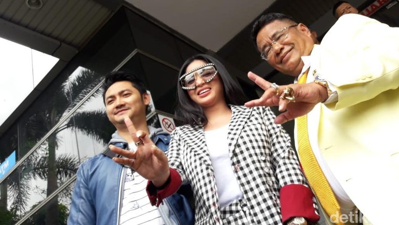 Dewi Perssik Laporkan Meldi ke Polda Gara-gara Ini Dewi Perssik Laporkan Meldi ke Polda Gara-gara Ini