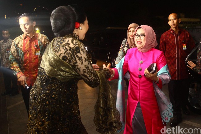 Istri Wakil Presiden RI, Mufidah Jusuf Kalla tampil cantik mengenakan kain songket bernuansa ungu. Kain itu ia padukan dengan atasan berwarna fuschia, lengkap dengan selendang berwarna senada. Foto: Grandyos Zafna