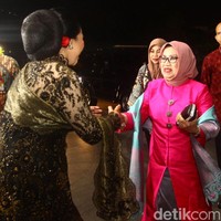 Istri Wakil Presiden RI, Mufidah Jusuf Kalla tampil cantik mengenakan kain songket bernuansa ungu. Kain itu ia padukan dengan atasan berwarna fuschia, lengkap dengan selendang berwarna senada. Foto: Grandyos Zafna