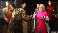 Tampak hadir istri dari Wakil Presiden RI Mufidah Jusuf Kalla disambut oleh Anita Chairul Tanjung saat tiba dilokasi acara.