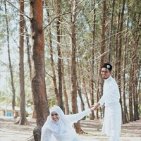 Foto pernikahan biasanya memperlihatan momen kemesraan di antara pasangan. Tapi, pasangan di Malaysia ini jadi perhatian karena foto pernikahan dengan ular king kobra. Foto: Twitter @takoball_