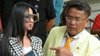 Depe melaporkan keponakannya itu atas tuduhan pencemaran nama baik karena menuduh payudara dan bokong miliknya KW atau palsu. Pool/Ismail/detikFoto.