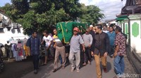 Ratusan orang mengantarkan jenazah Pretty Asmara ke pemakaman. Foto: Yakub Mulyono/detikHOT