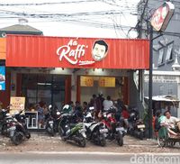 AA' Raffi: Nyobain Fried Chicken Geprek dan Saus Pizza Ala Raffi Ahmad