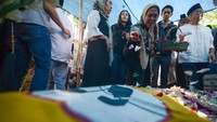 Informasi yang didapat keluarga, Andika meninggal dunia saat berlatih. Dia hendak mengantar satu rombongan ke puncak Cartensz, Papua pada Sabtu (3/11/2018) lalu. Almarhum Andika diketahui menghembuskan nafas terakhirnya akibat tertimpa batu di pengunungan Cartensz (Antara Foto/Raisan Al Farisi)