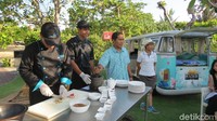 Salah satu aktivitas seru untuk diikuti adalah cooking class. Misalnya yang detikTravel ikuti yaitu membuat sate lilit ayam (Fitraya/detikTravel)