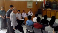 Hadir pula dalam sidang itu Uus yang merupakan sosok yang membawa bendera berkalimat tauhid yang disebut oleh polisi sebagai bendera HTI.