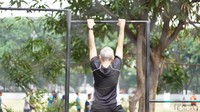 Selain lari dan bersepeda, sarana untuk calisthenics pun tersedia di Lapangan Banteng. Olahraga yang mengandalkan berat badan sendiri ini baik untuk membentuk otot. (Foto: Annissa Widya Davita/detikHealth) 