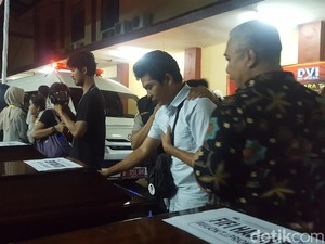 Penyerahan 13 Jenazah Korban Lion Air Diiringi Tangis Keluarga