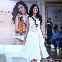 Wilda Octaviana Situngkir akan mewakili Indonesia di kontes kecantikan Miss Supranational 2018 di Polandia, akhir November mendatang. Deretan gaun cantik pun siap menemani penampilan Wilda. Salah satunya gaun putih ini. (Foto: Grandyos Zafna/detikfoto)
